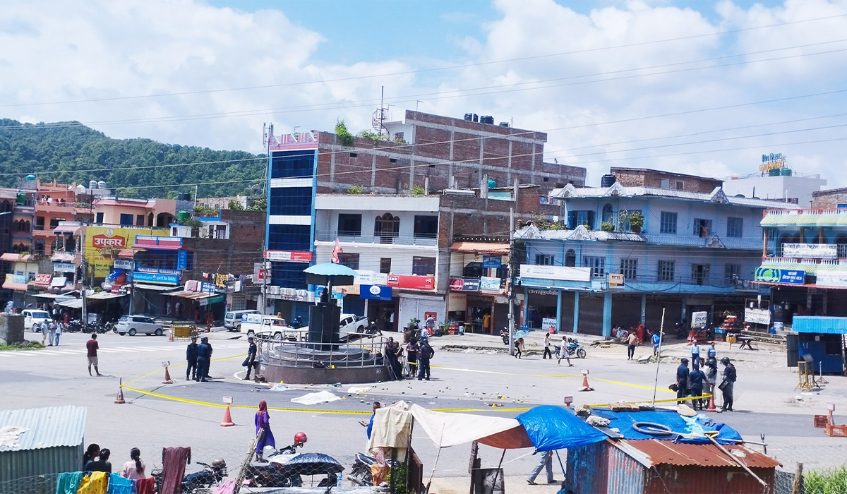 दाङमा ट्रकको ठक्करबाट एक व्यवसायीको मृत्यु, राजमार्ग अवरुद्ध